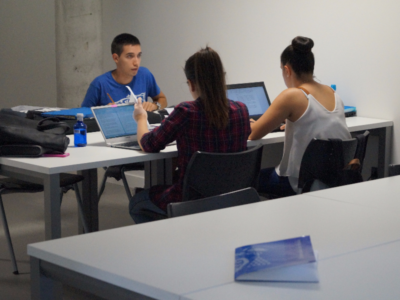 Estudiantes reunidos en el CRAI UAH